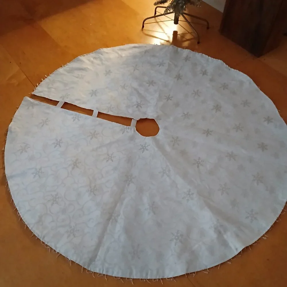 Christmas Tree Skirt - white with Silver Snowflakes